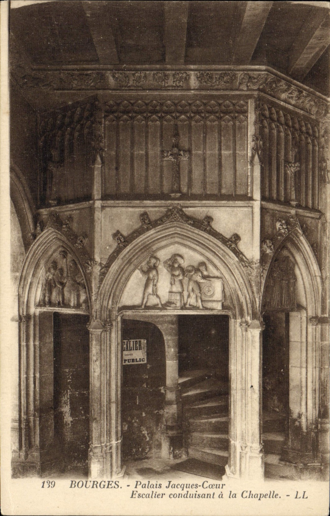 Escalera del corazón de Jacques del paladar de Bourges de la POSTAL de la VENDIMIA que lleva a la cámara acorazada