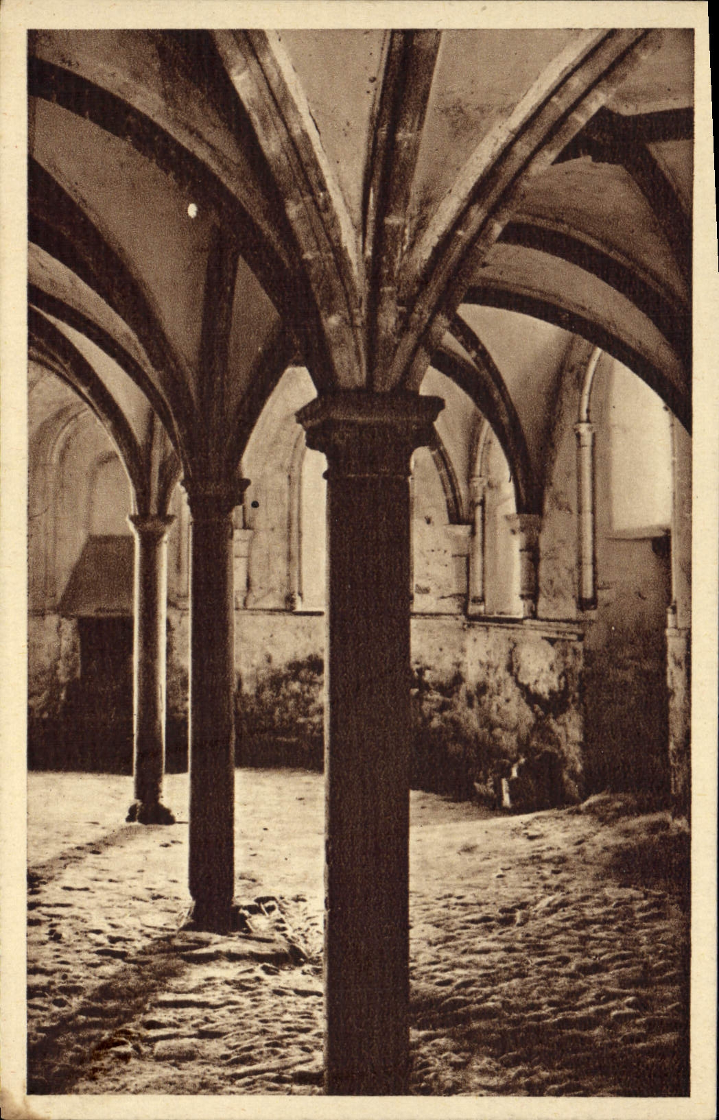 Abadía de Kerity Paimpol de la POSTAL de la VENDIMIA de Beauport interior de la casa del capítulo