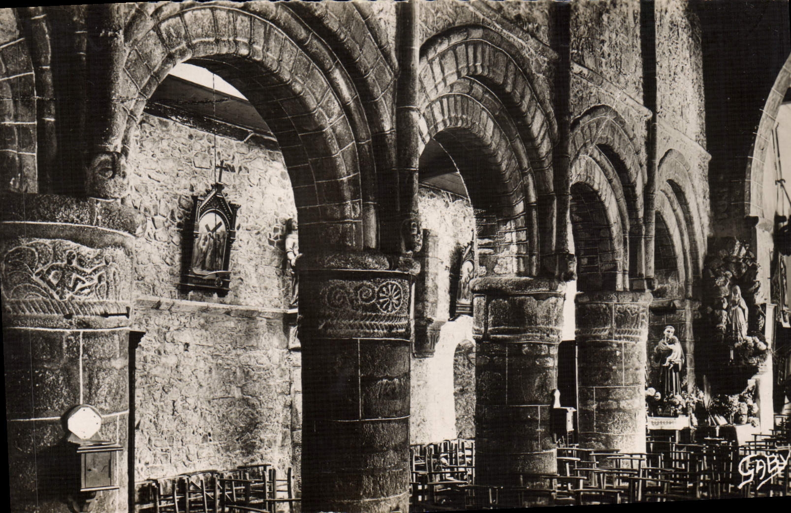 CPM Perros Guirec Interieur de l'Eglise Vieilles colonnes romanes