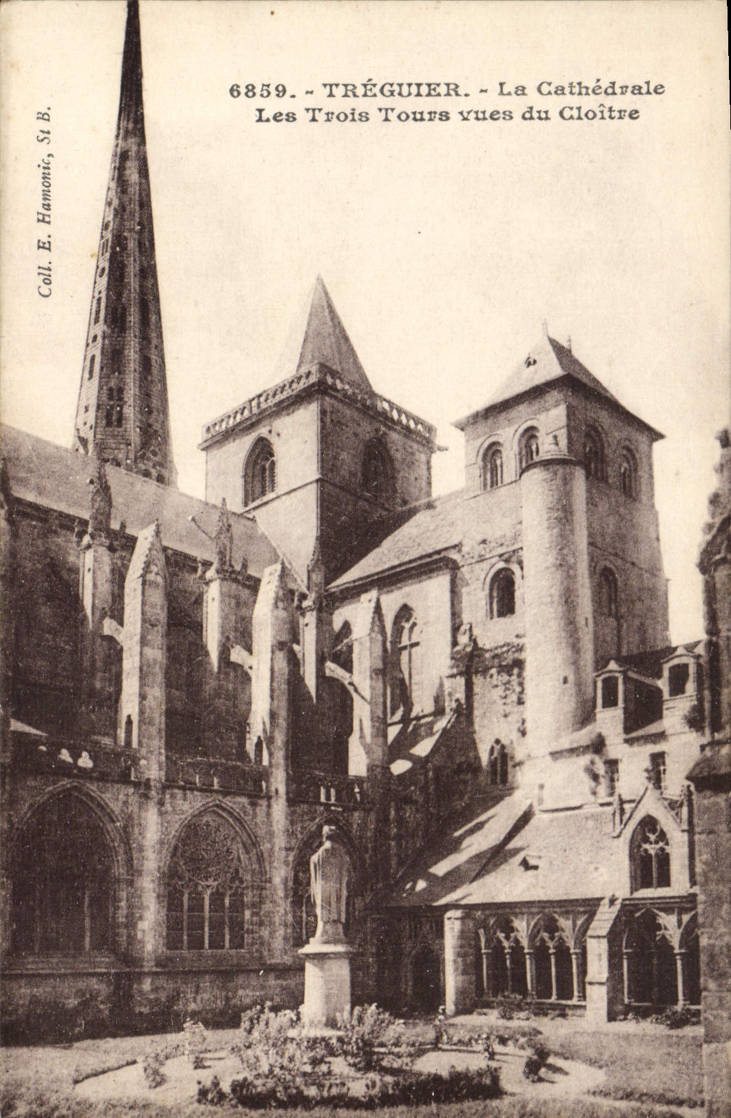 CPA Treguier La Cathedrale Les Trois Tours vues du Cloitre