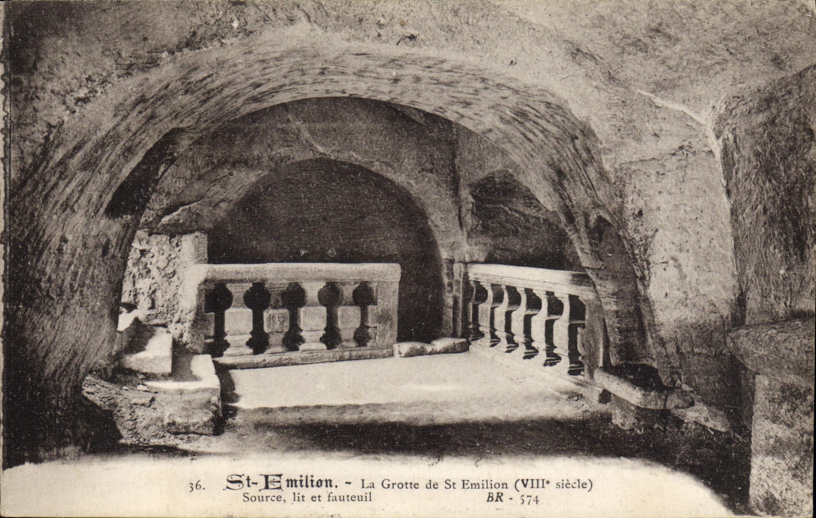 CPA St Emilion La Grotte de St Emilion Source lit et fauteuil