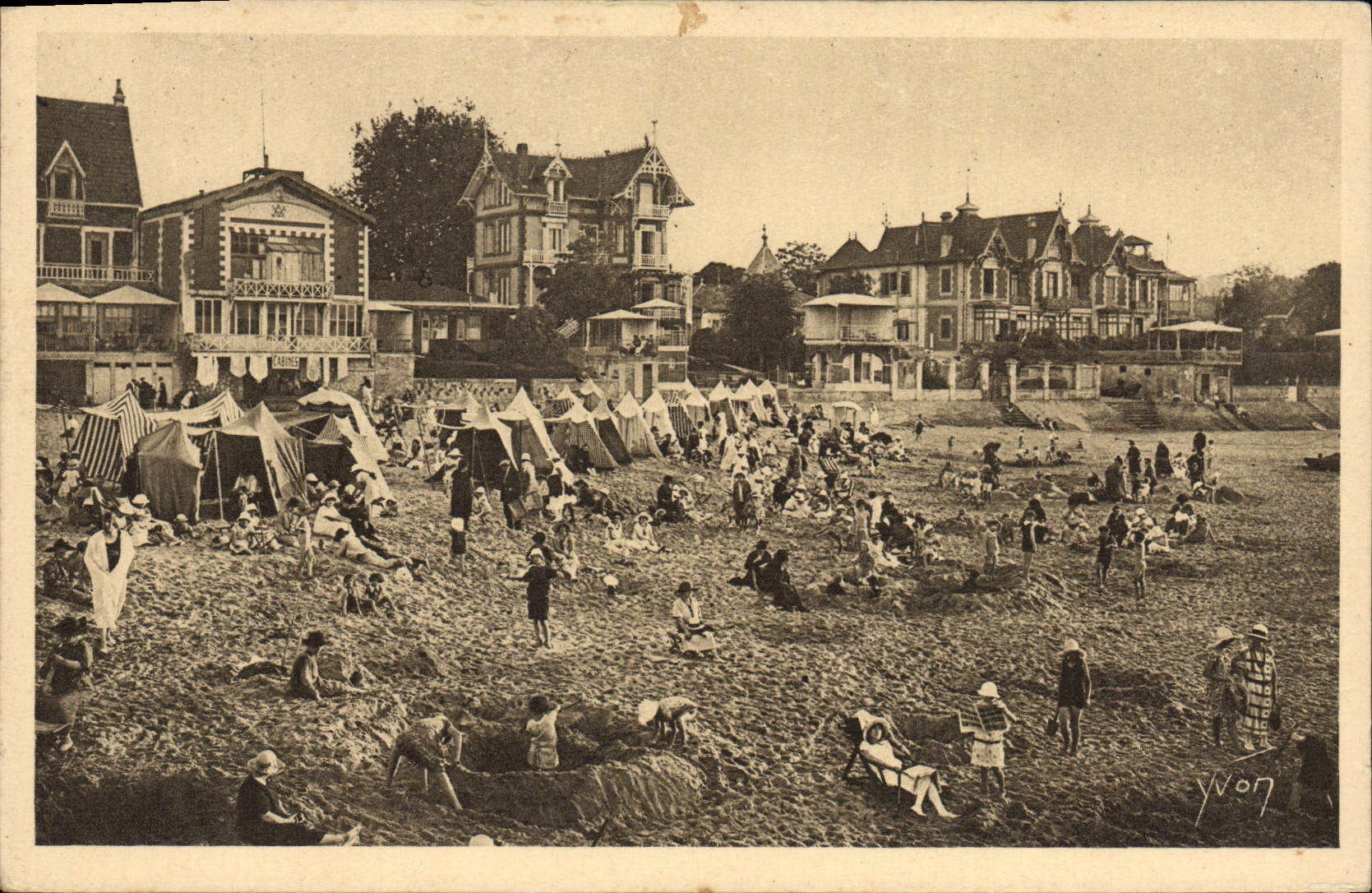 VINTAGE POSTCARD Arcachon the Beach per hour of the Bath