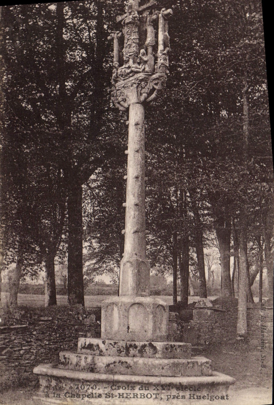 CPA Chapelle Saint Herbot Pres Huelgoat Croix