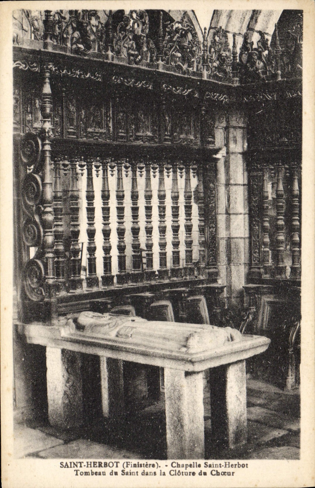 CPA Saint Herbot Chapelle Saint Herbot Tombeau du Saint Dans la Cloture du Choeur
