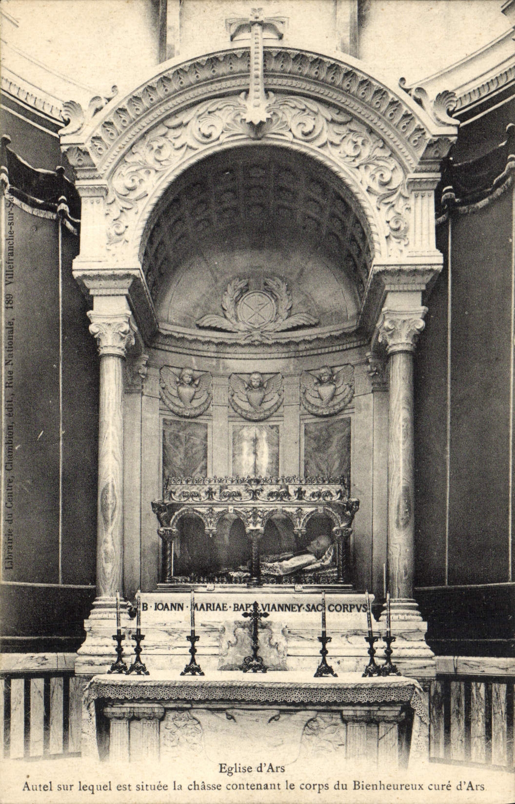 VINTAGE POSTCARD Eglise of Ars Autel Drives out Happy Cleans of Ars