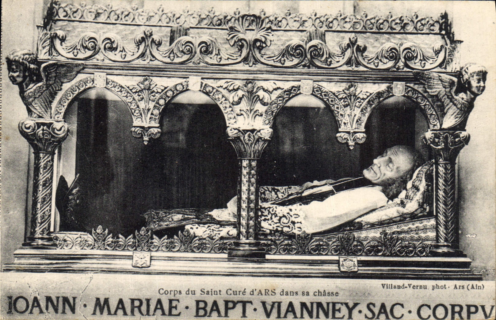 El cuerpo del ARS de la POSTAL de la VENDIMIA de Saint limpia del ARS en su caza