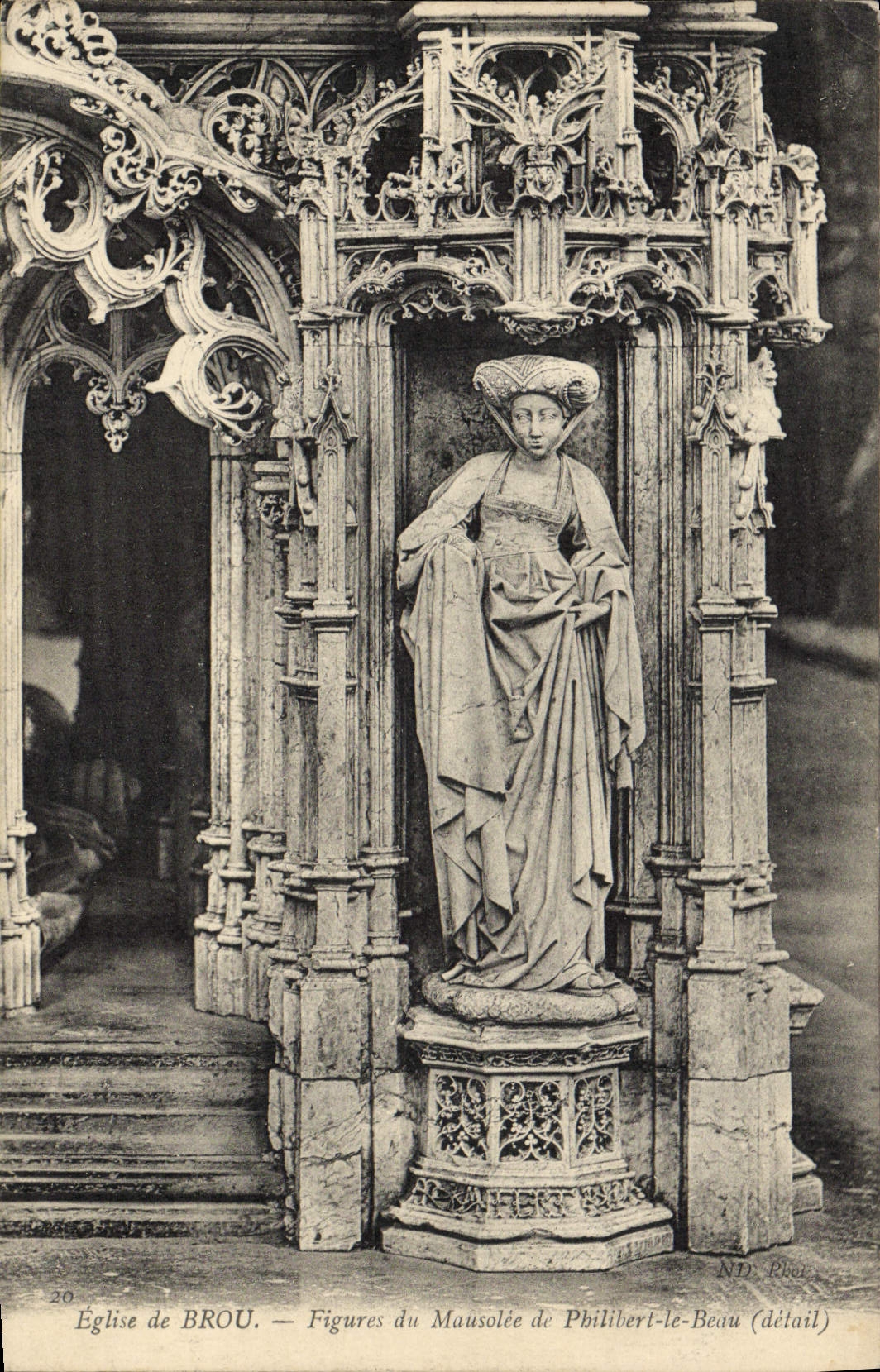 VINTAGE POSTCARD Borough Church of Husks Figures of the Mausoleum of Philibert Beautiful