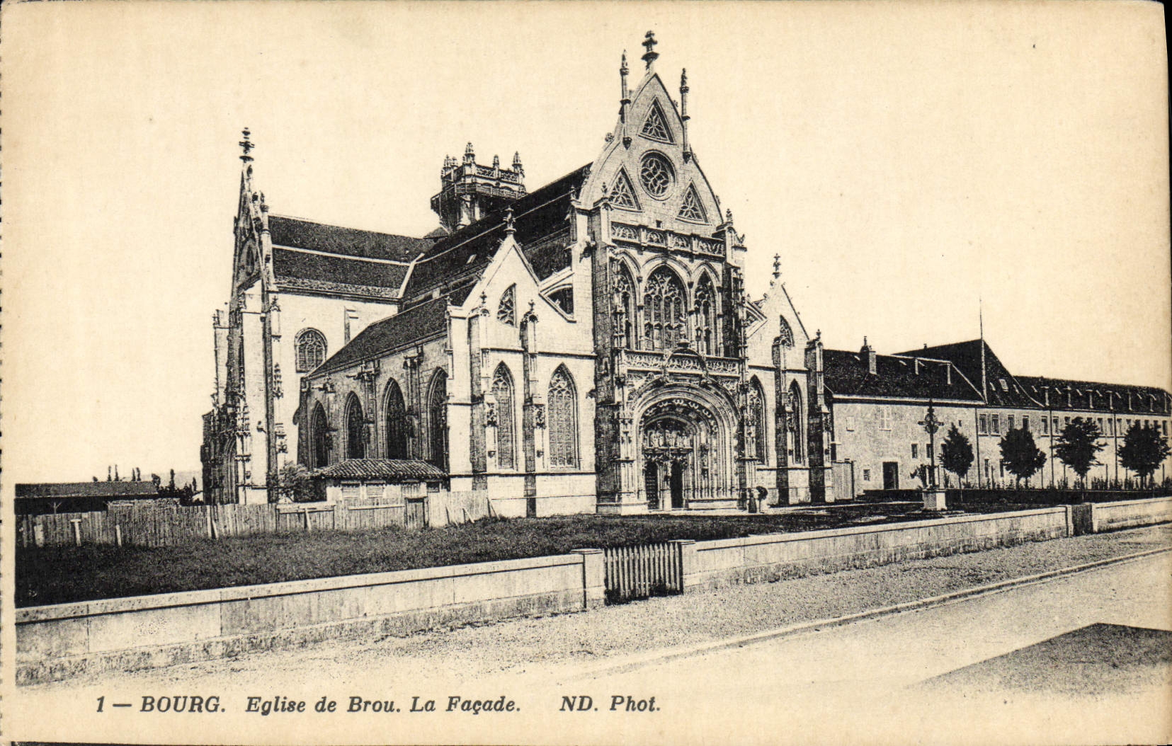CPA Bourg Eglise de Brou La Facade