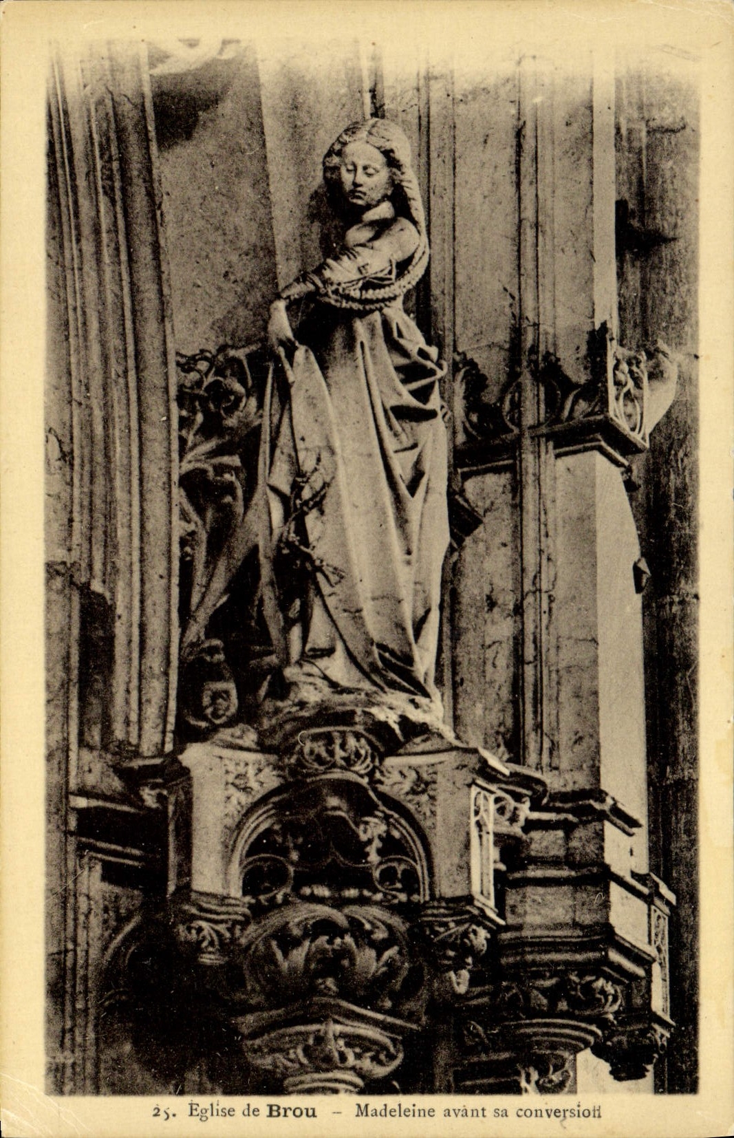 Iglesia de la ciudad de la POSTAL de la VENDIMIA de las cáscaras de Madeleine antes de su conversión