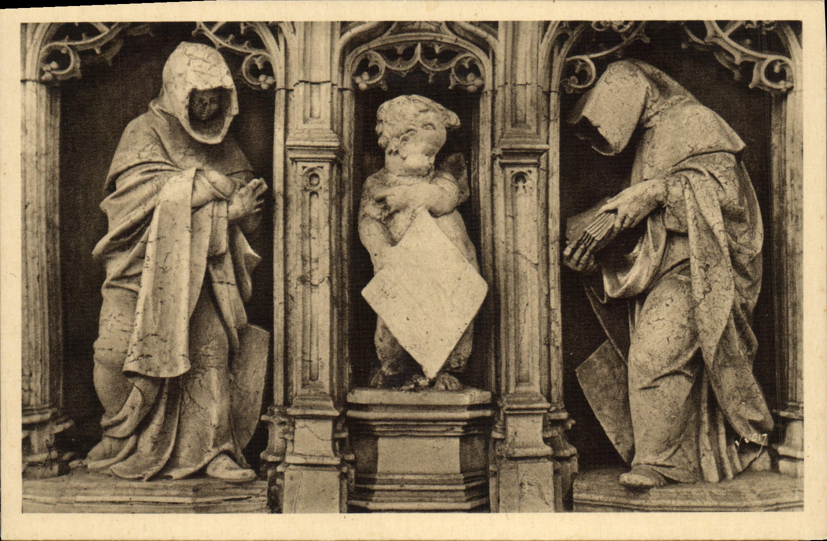 CPA Bourg Eglise de Brou Figures du Mausolee de Marguerite de Bourbon Les pleureuses