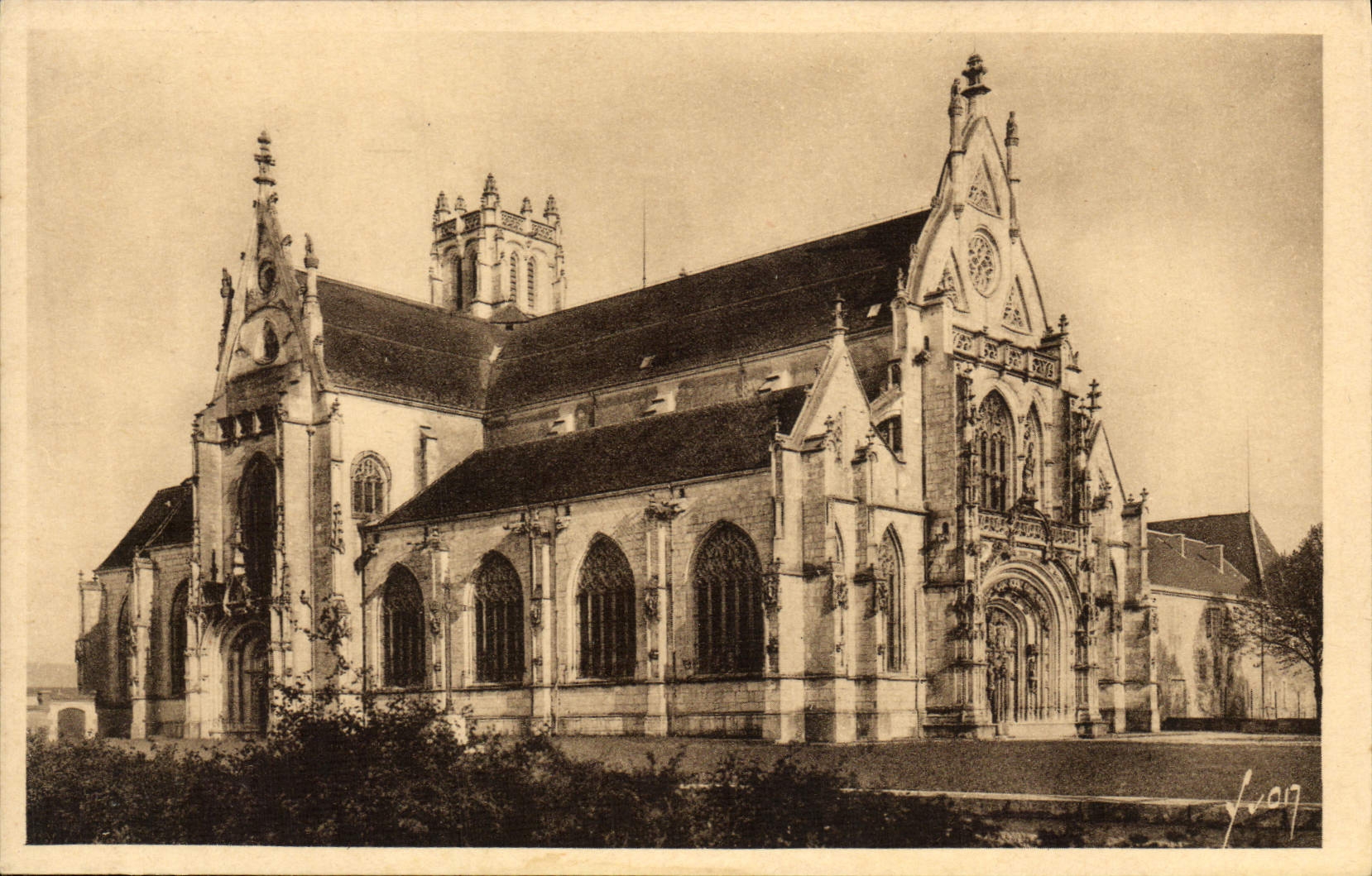 CPA Bourg Eglise de Brou Vue d'Ensemble