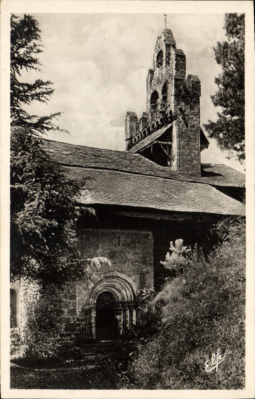 VINTAGE POSTCARD Holy Gironnais Castillon Romance Church of the Martyrdom