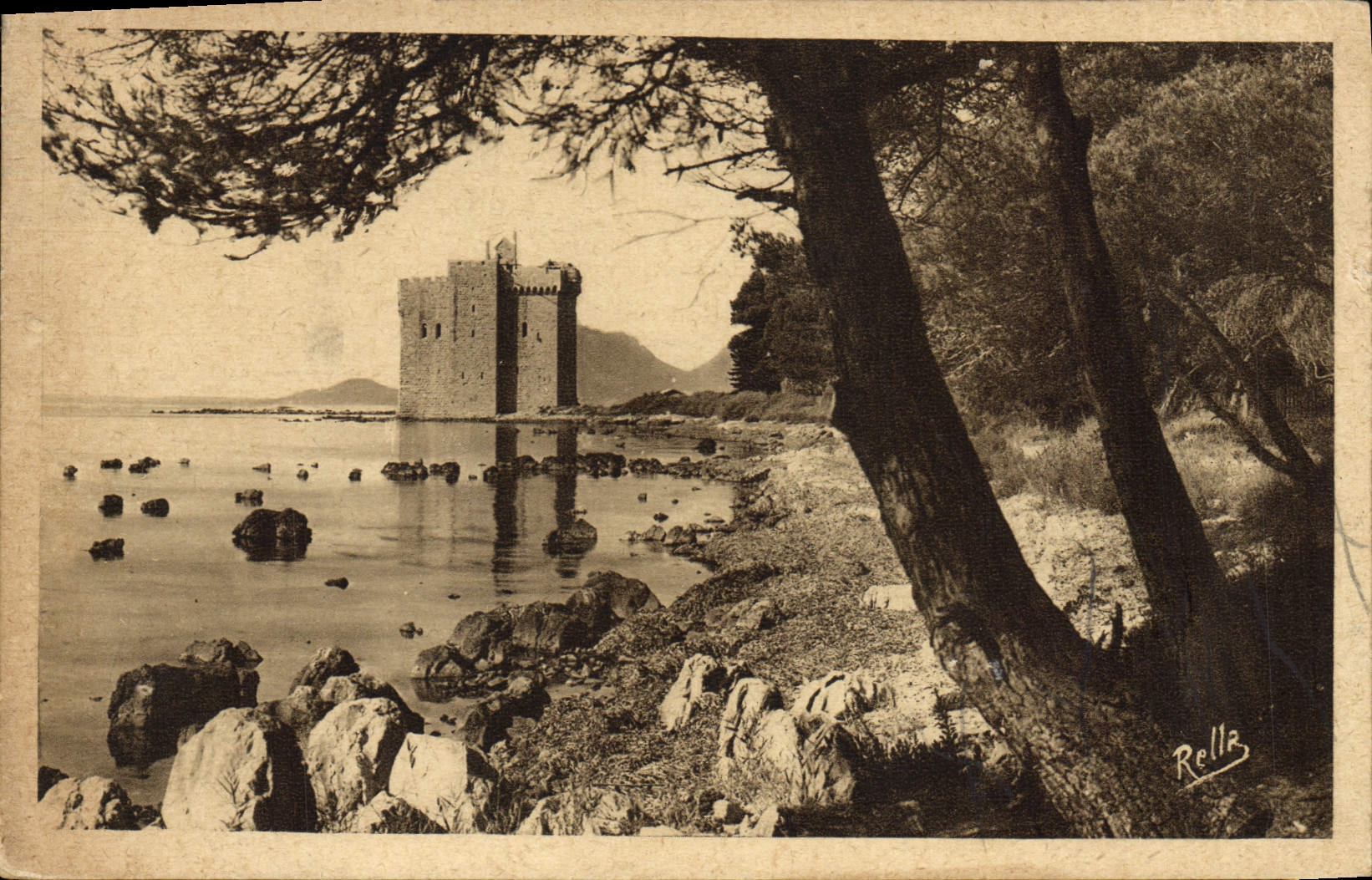 CPA Iles de Lerins Saint Honorat L'Ancien Monastere Fortifie