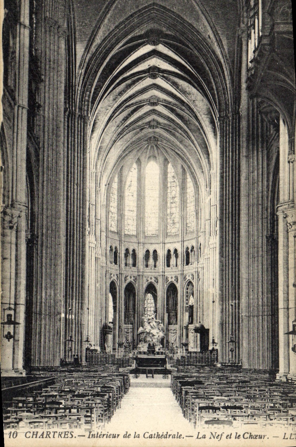 CPA Chartres Interieur De La Cathedrale La Nef Et Le Choeur