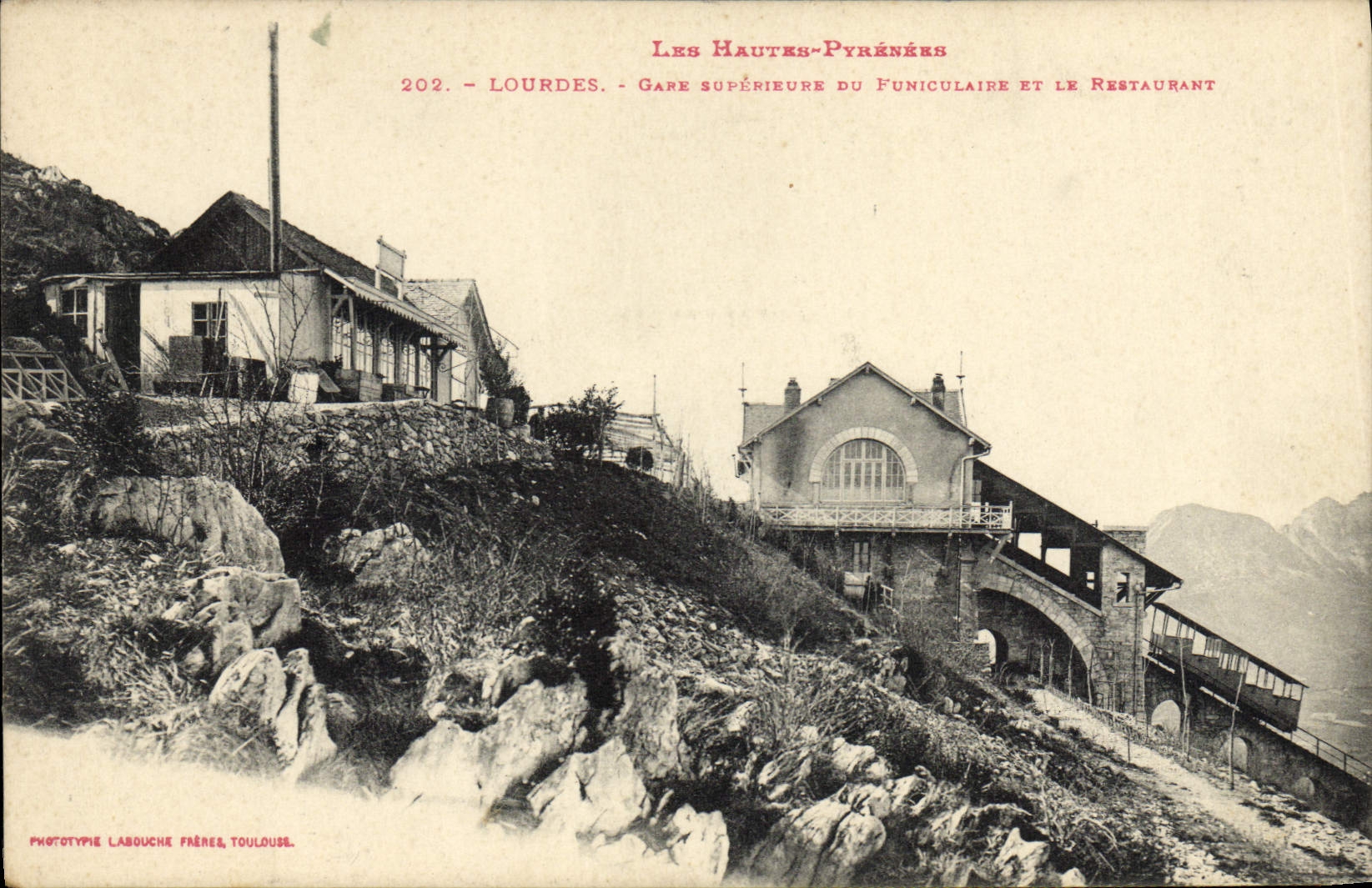 La POSTAL de la VENDIMIA Lourdes parquea un funicular más alto y el restaurante