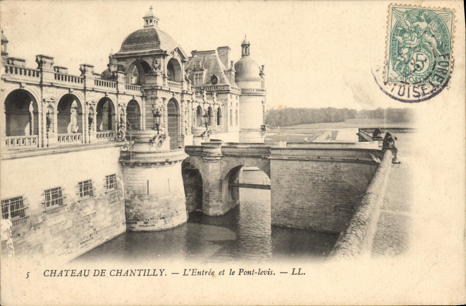 VINTAGE POSTCARD Castle Of Chantilly the Entry And the Levis Bridge