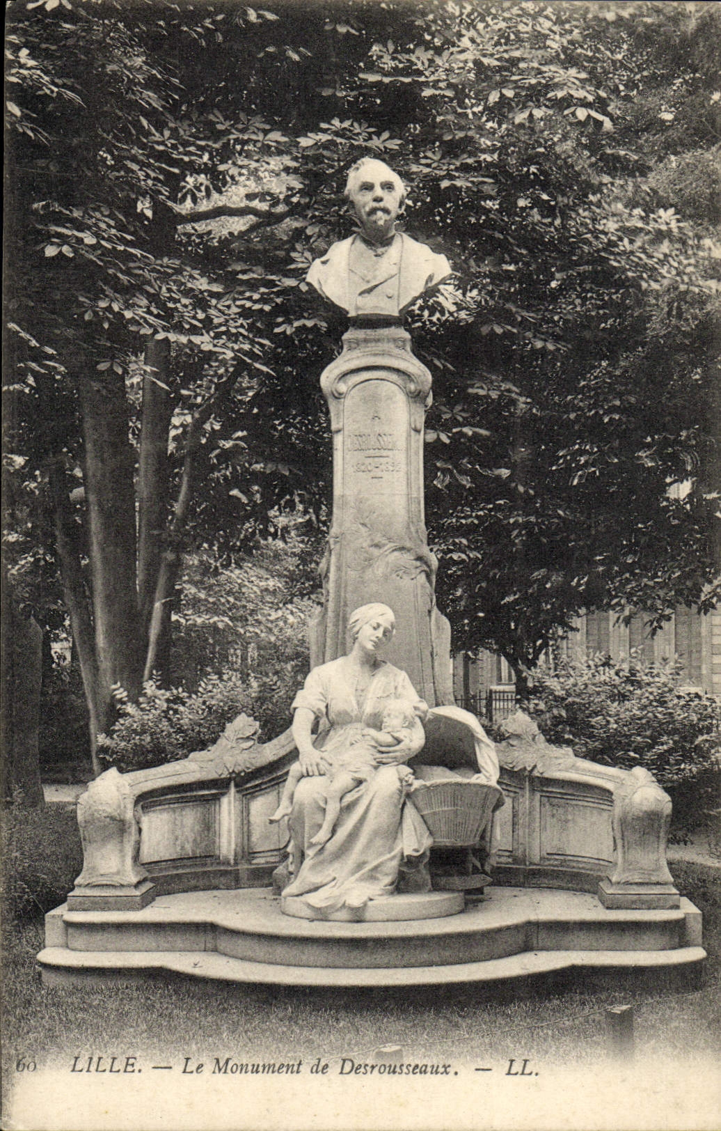 VINTAGE POSTCARD Lille the Monument De Desrousseaux