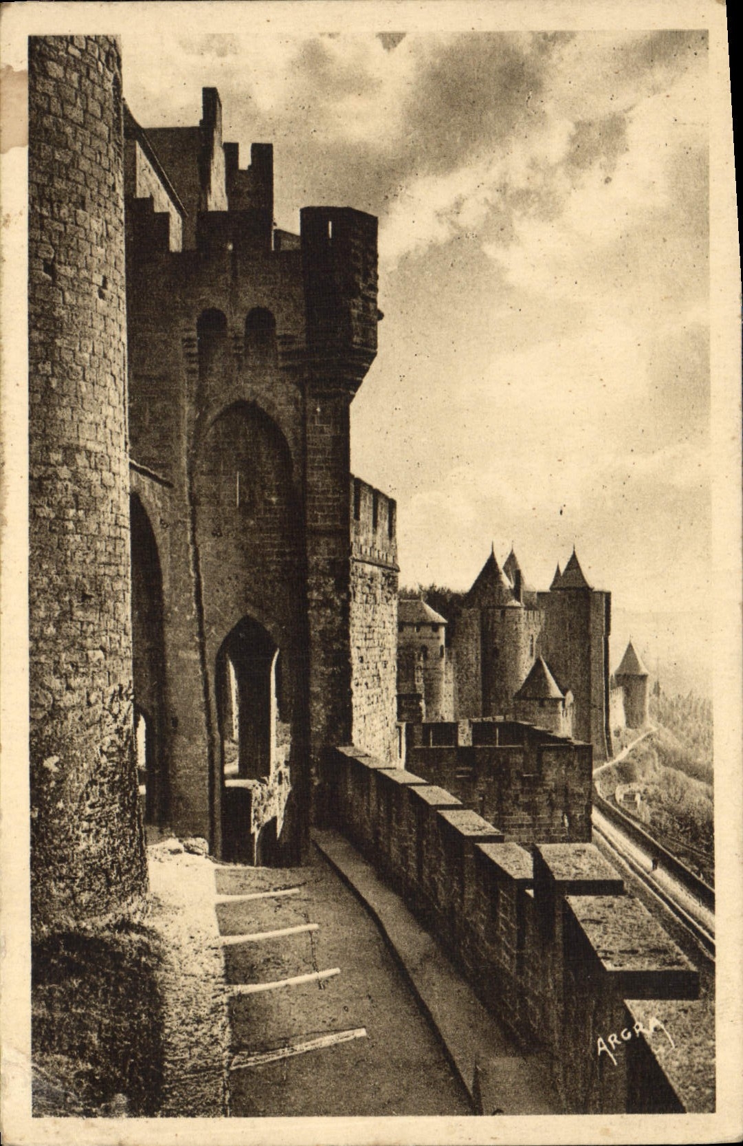 CPA Carcassonne Les Defenses Exterieures Et Avant Portes Du Chateau