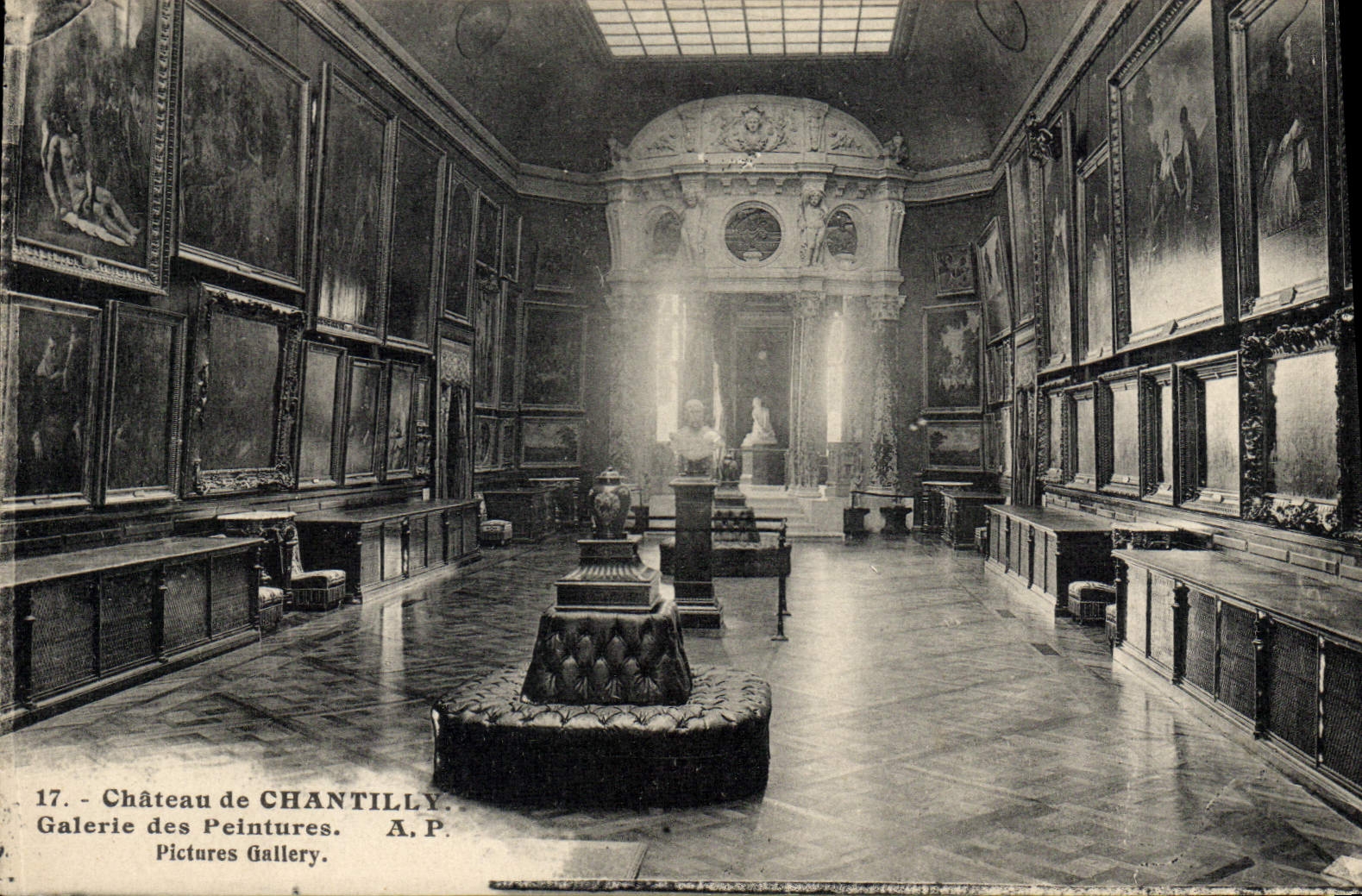 VINTAGE POSTCARD Castle Of Chantilly Gallery of paintings