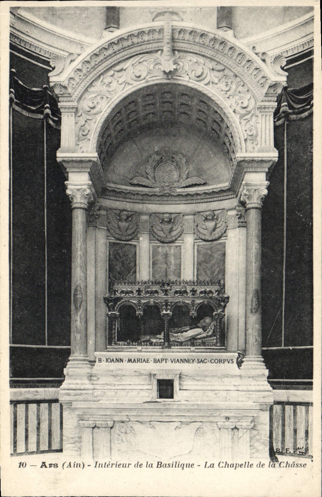 VINTAGE POSTCARD Interior Ars Of the basilica the vault of Hunting