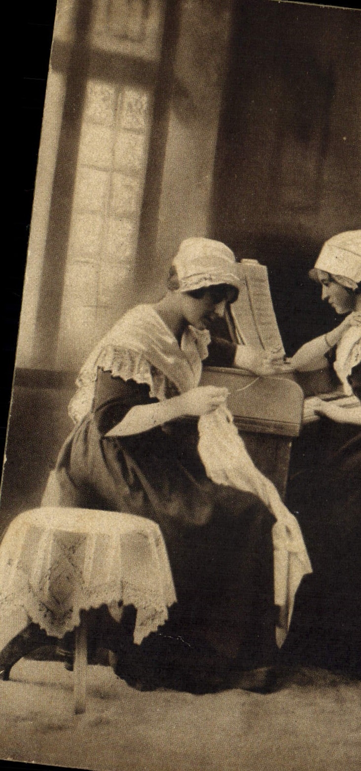 CPA Folklore Coiffes