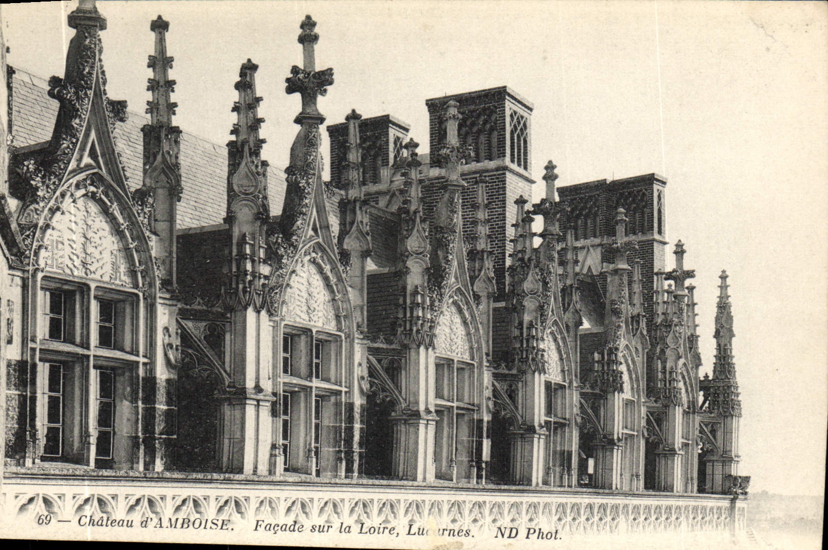 Ataque frontal de Amboise del castillo de la POSTAL de la VENDIMIA en las ventanas del ático de Loire