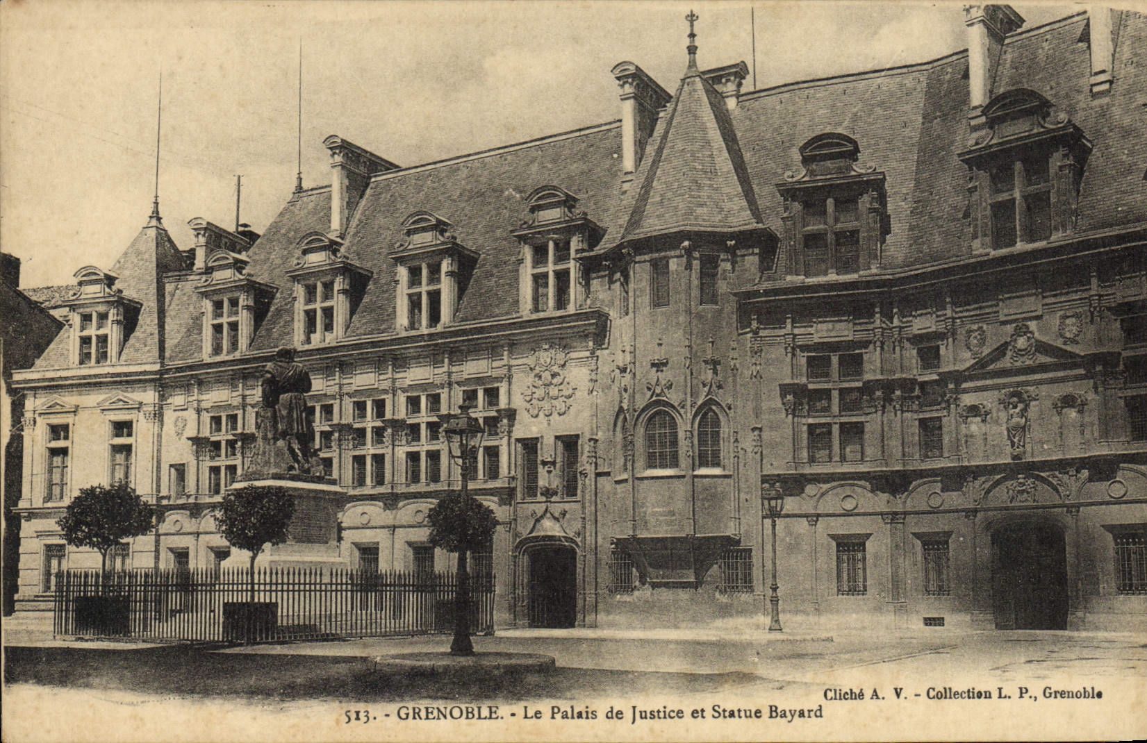 CPA Grenoble Le Palais De Justice Et Statue Bayard