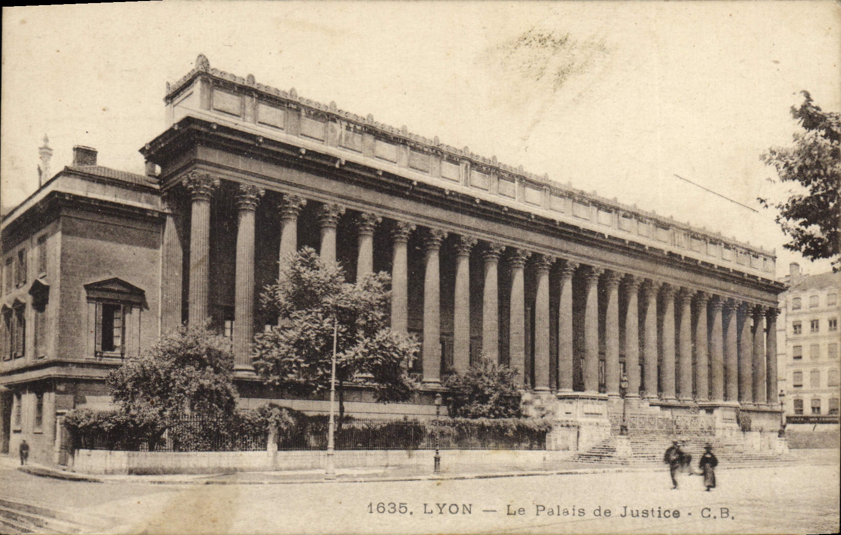 VINTAGE POSTCARD Lyon Law courts