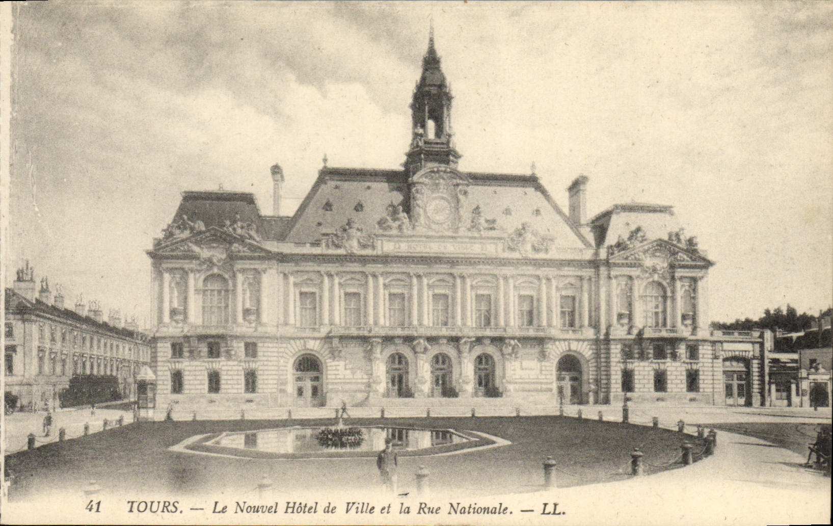 CPA Tours Le Nouvel Hotel De Ville Et La Rue Nationale