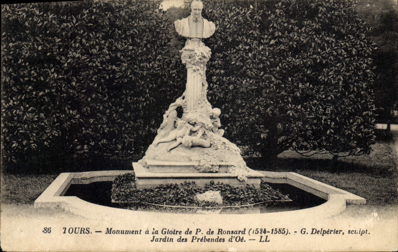VINTAGE POSTCARD Tours Monument With Glory De Ronsard