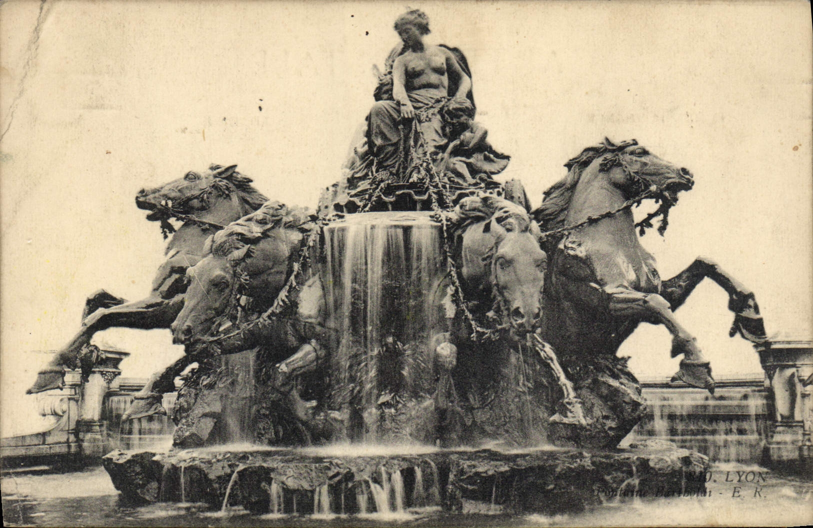 VINTAGE POSTCARD Lyon