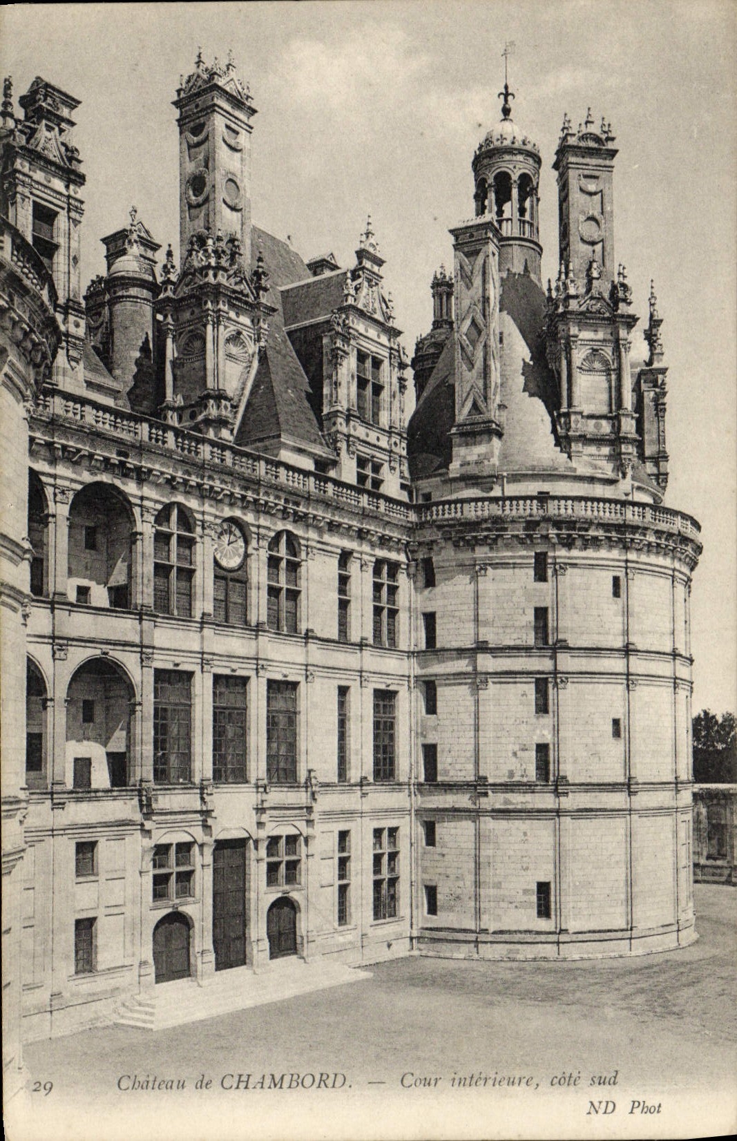 CPA Chateau De Chambord Cour Interieure