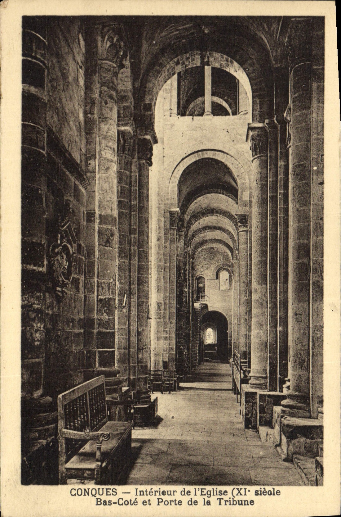 El interior de Conques de la POSTAL de la VENDIMIA de la iglesia baja dimensiona y lleva la plataforma