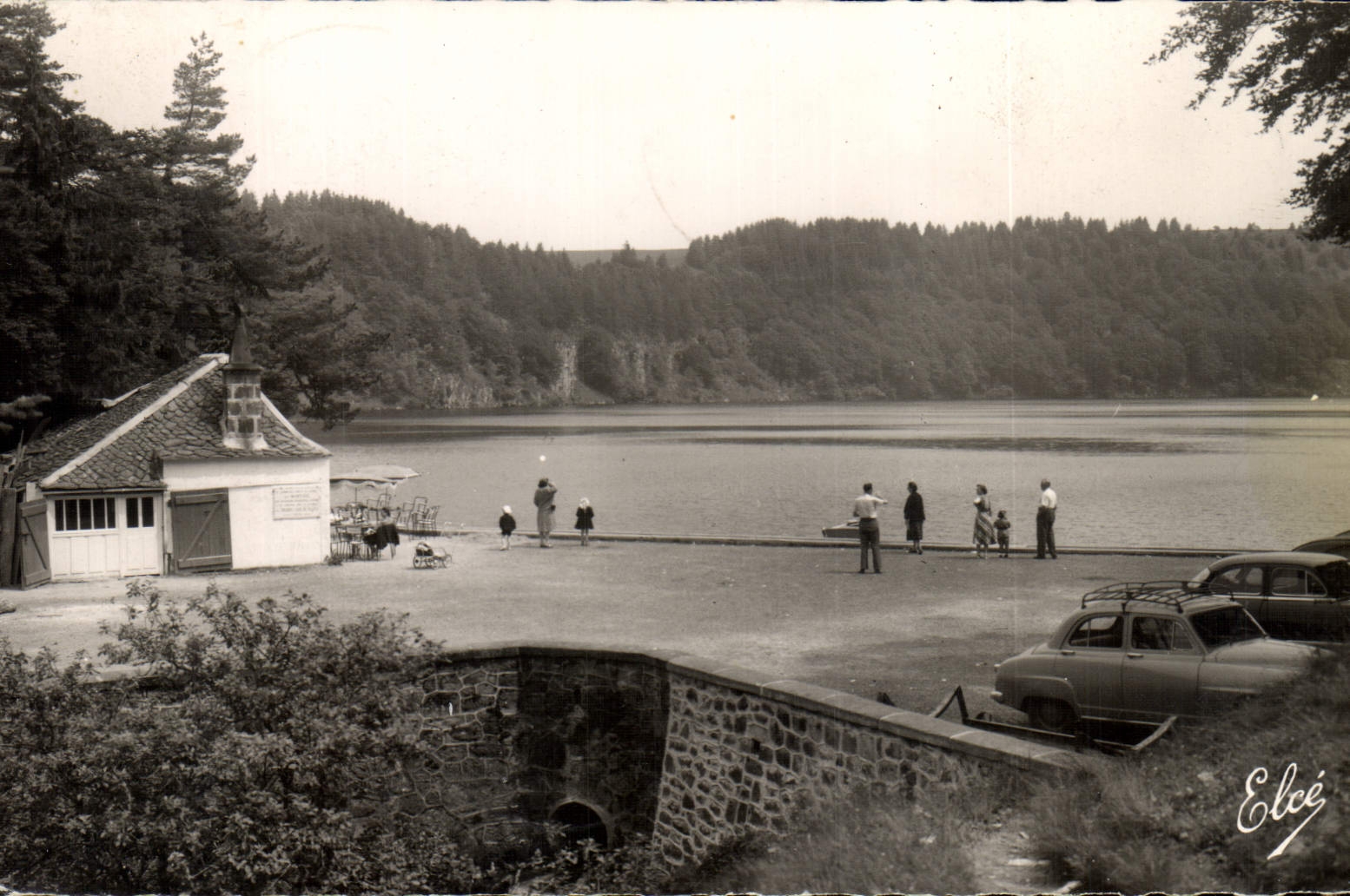 CPM L'Auvergne Pittoresque Et Touristique Lac Pavin La maisonnette du pecheur et le lac