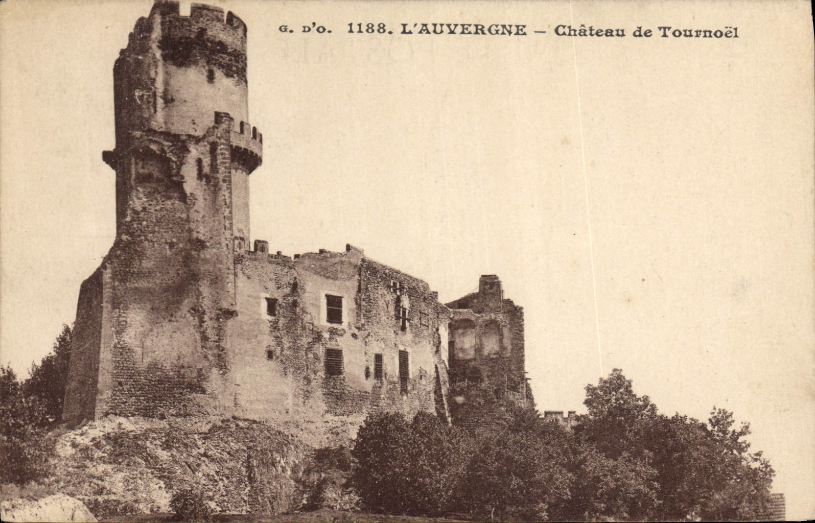 VINTAGE POSTCARD Auvergne Castle De Tournoel