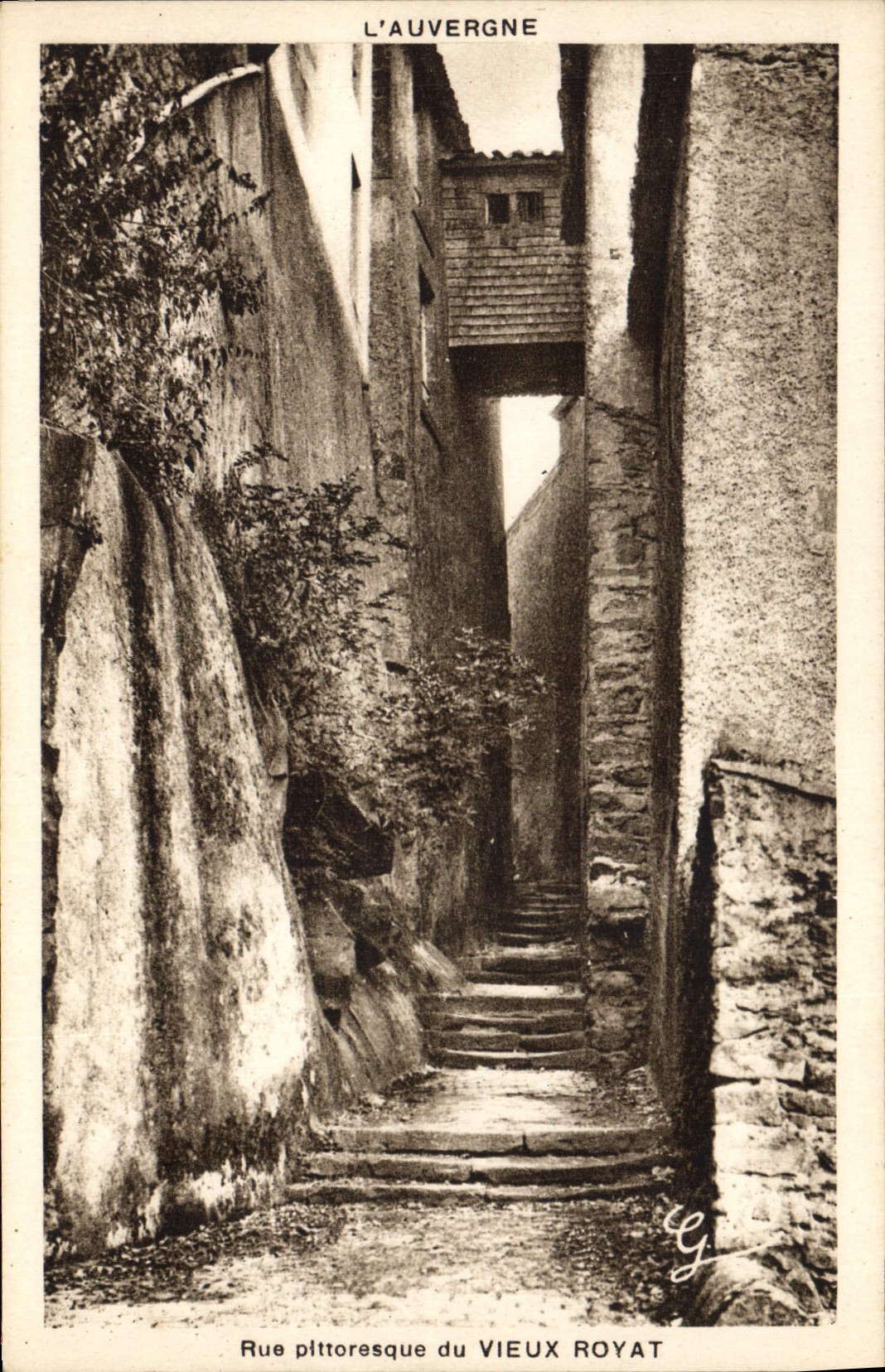 VINTAGE POSTCARD Picturesque Auvergne Street Of the Royat Old man