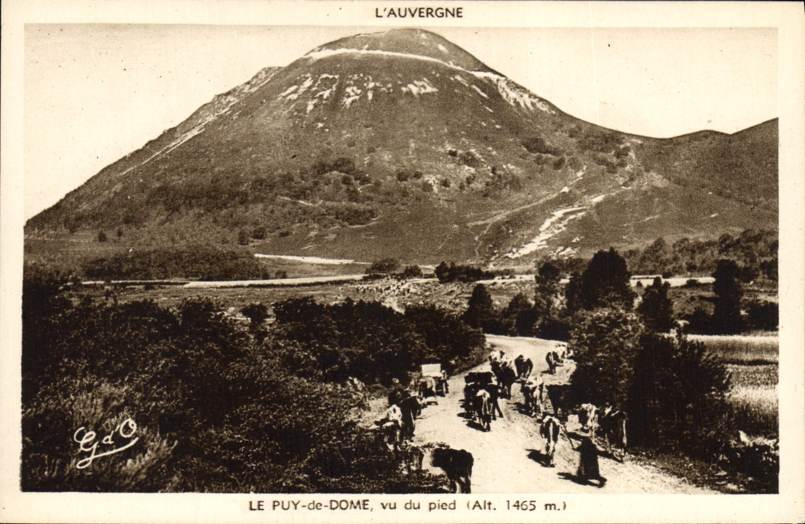 CPA L'Auvergne Le Puy De Dome Vu Du Pied