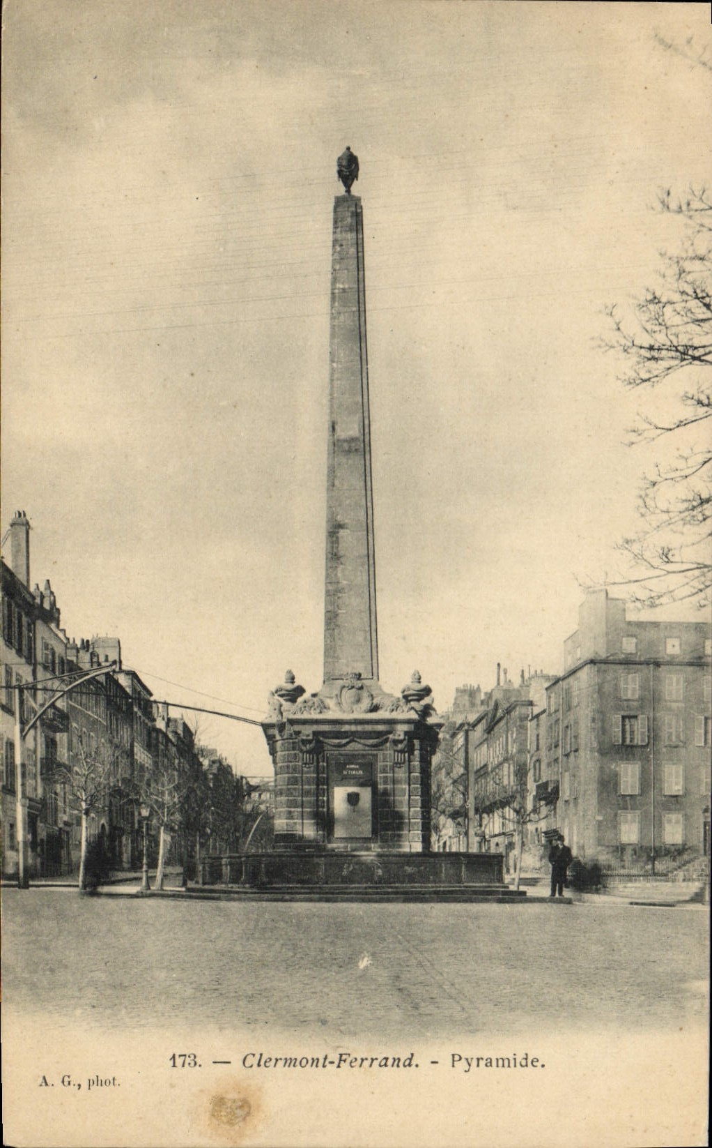 VINTAGE POSTCARD Clermont Ferrand Pyramid