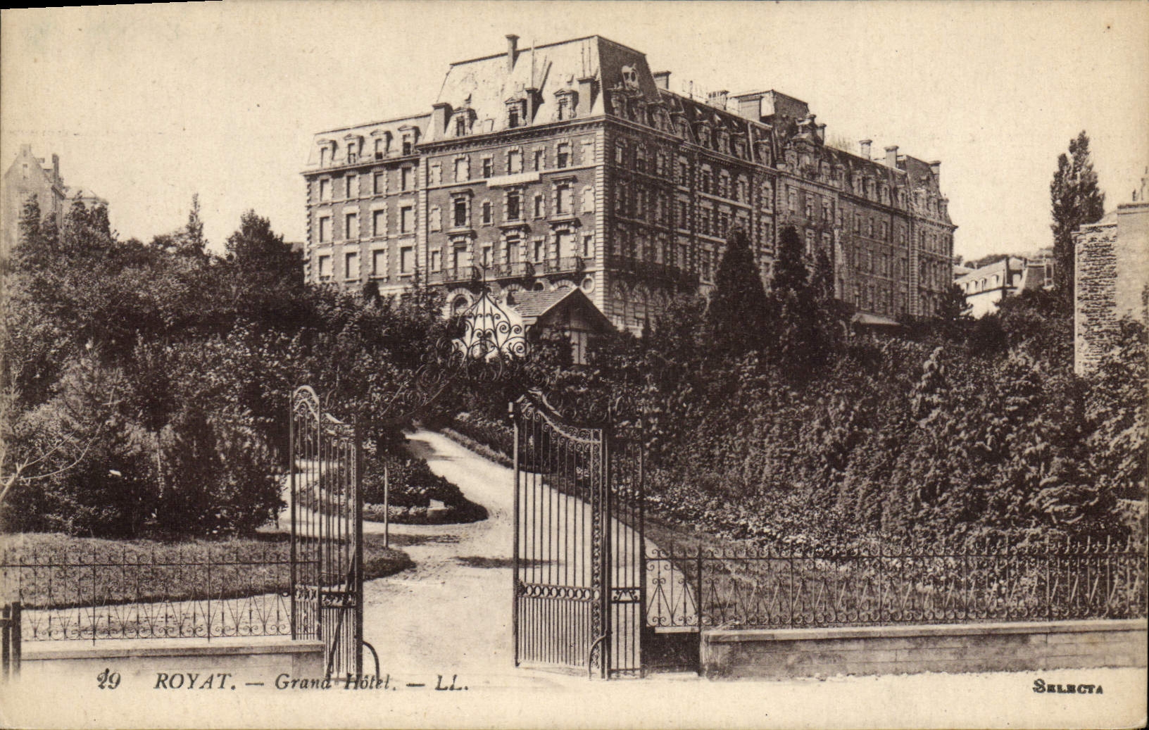 VINTAGE POSTCARD Royat Large Hotel