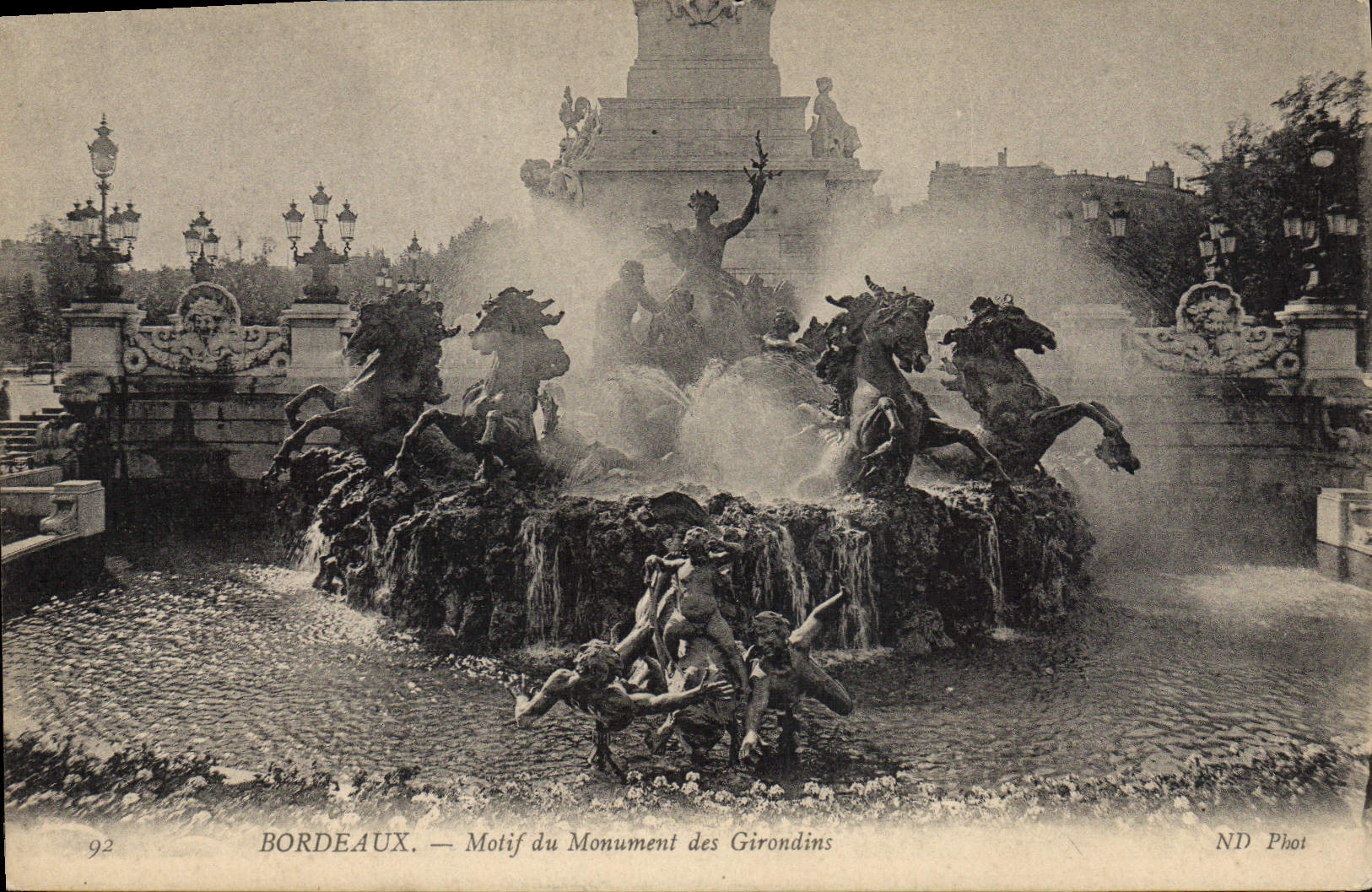 CPA Bordeaux Motif Du Monument Des Girondins