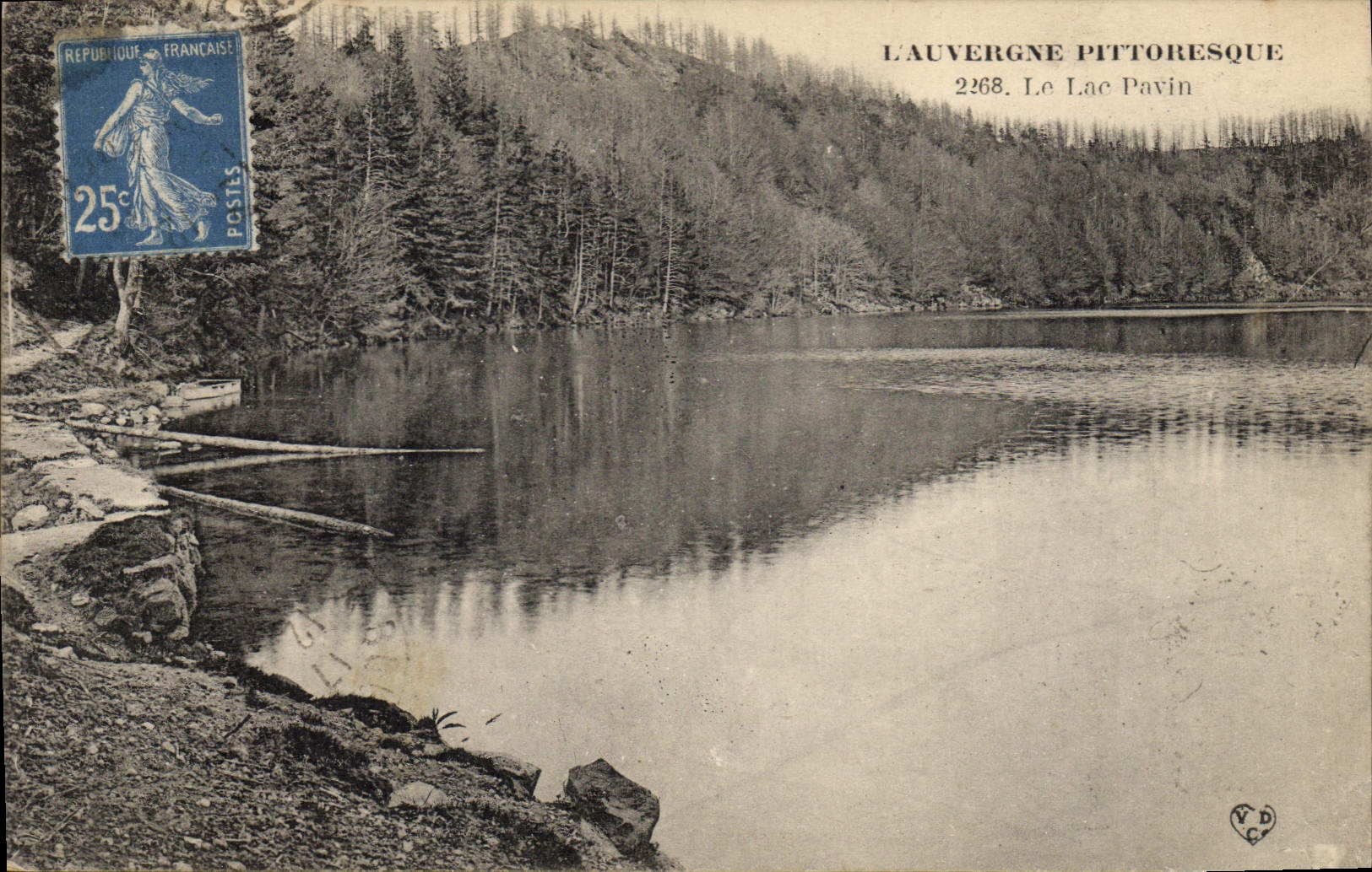 VINTAGE POSTCARD Picturesque Auvergne the Lake Pavin