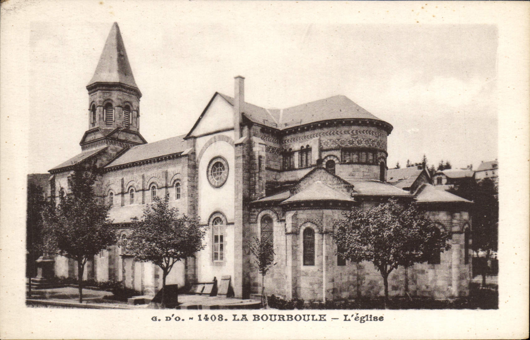 VINTAGE POSTCARD Auvergne Bourboule the Church