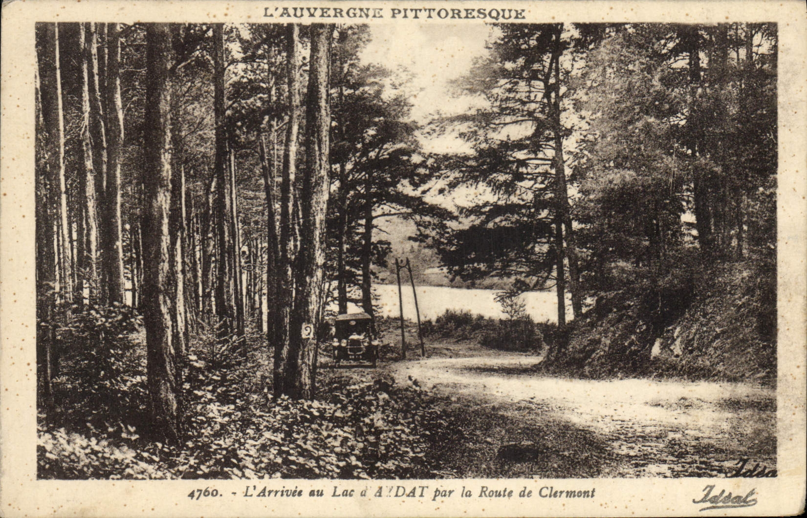 CPA L'Auvergne Pittoresque L'arrivee au lac d'Aidat par la route de Clermont