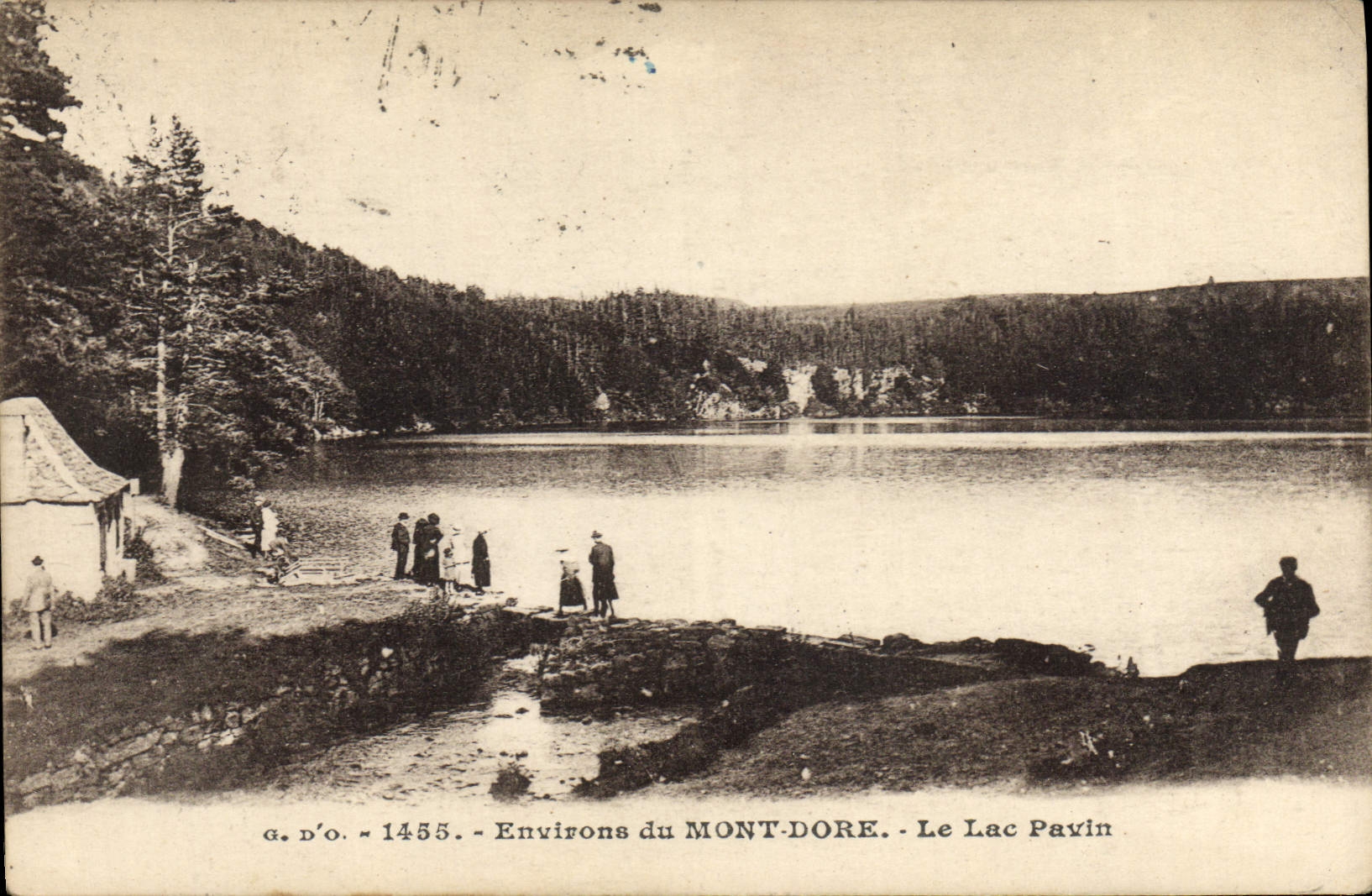 VINTAGE POSTCARD Environs Of the Mount Gilds the Lake Pavin