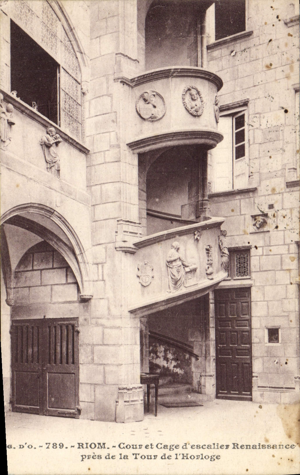 CPA Riom Cour Et Cage D'Escalier Renaissance pres de la Tour de l'horloge