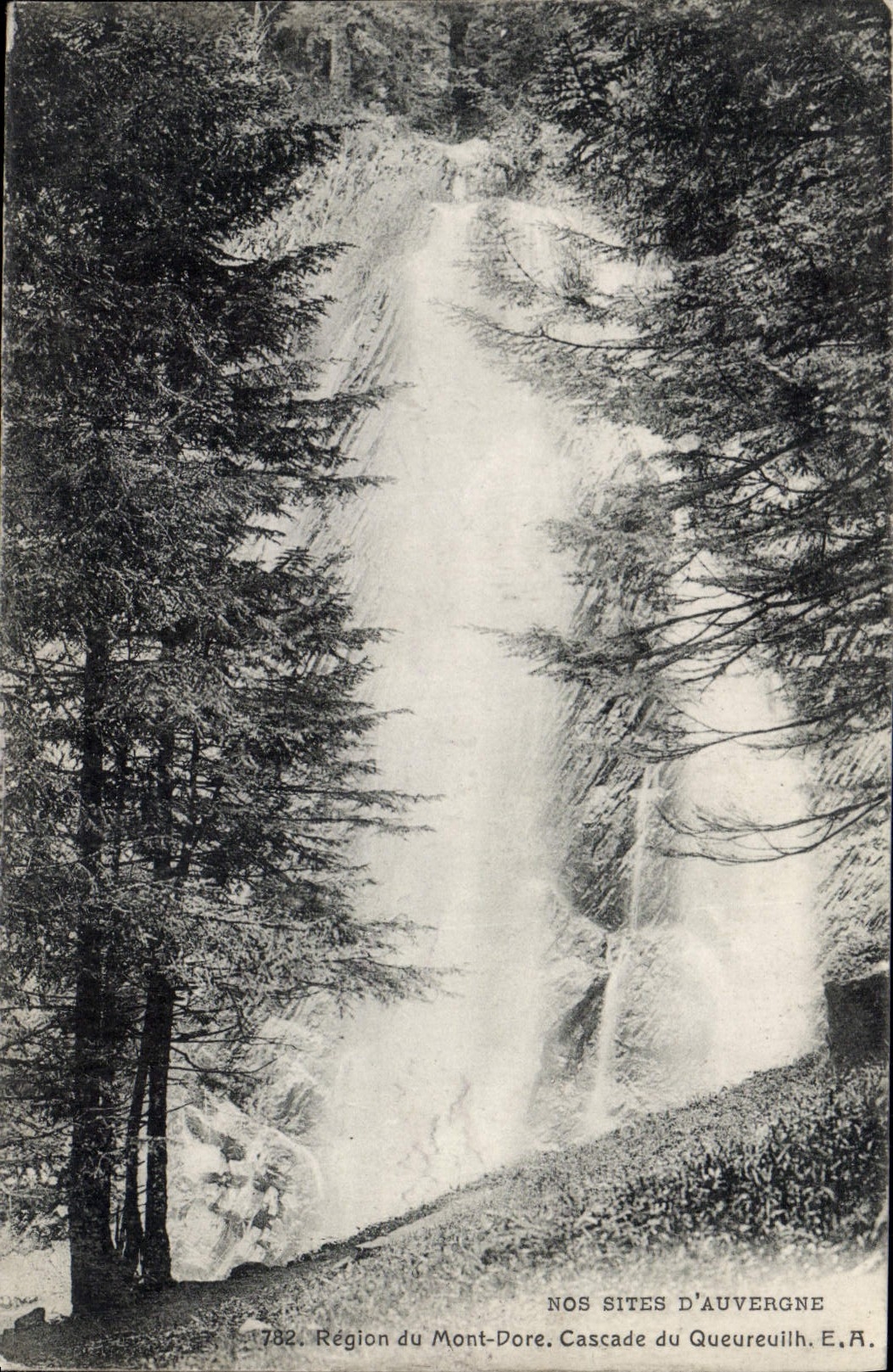 La región de la POSTAL de la VENDIMIA del montaje dora la cascada de Queureuilh