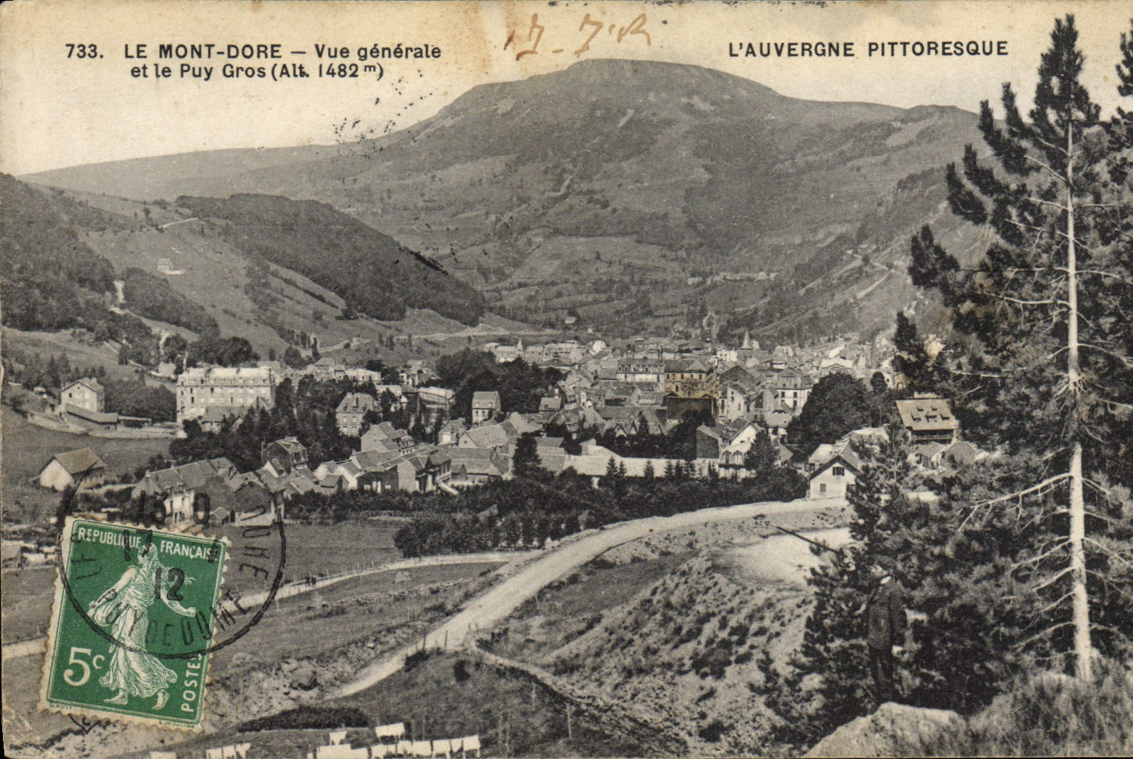 CPA Le Mont Dore Vue Generale Et Le Puy Gros