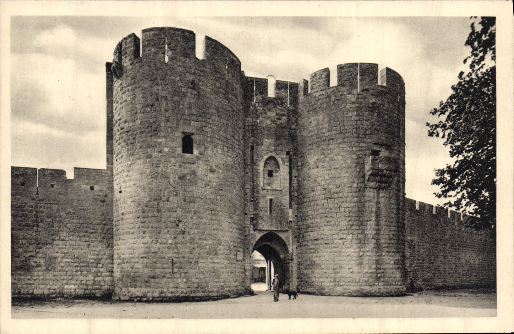 VINTAGE POSTCARD Dead Aigues the Walls Carries Of Gardette