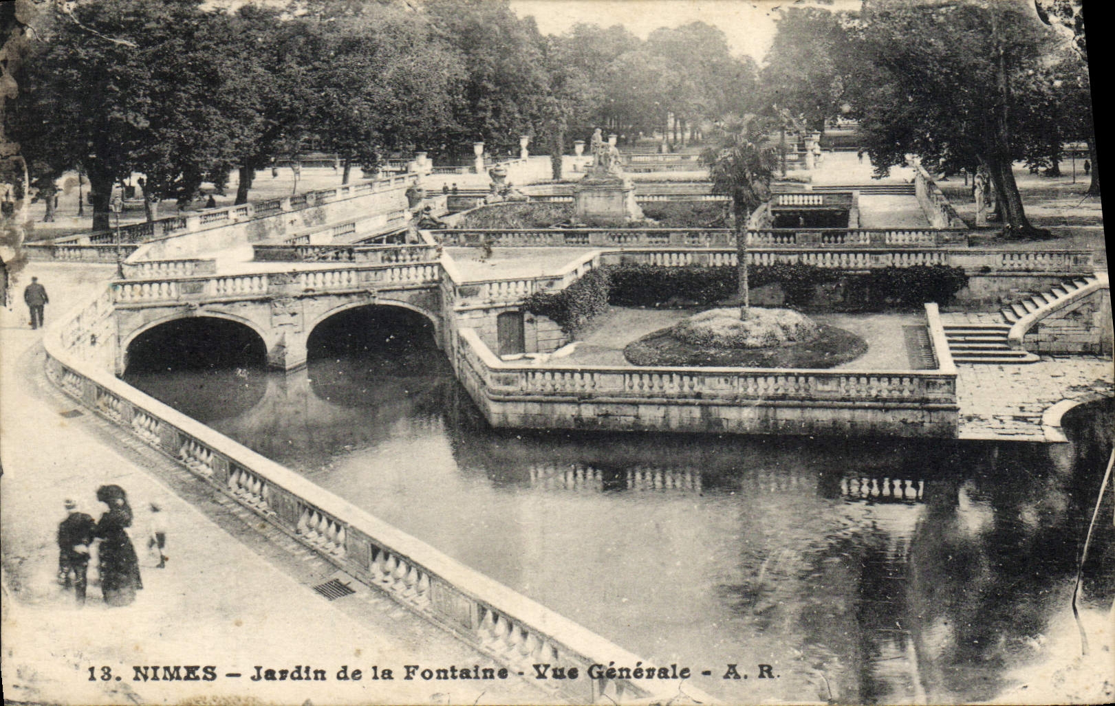 CPA Nimes Jardin De La Fontaine Vue Generale
