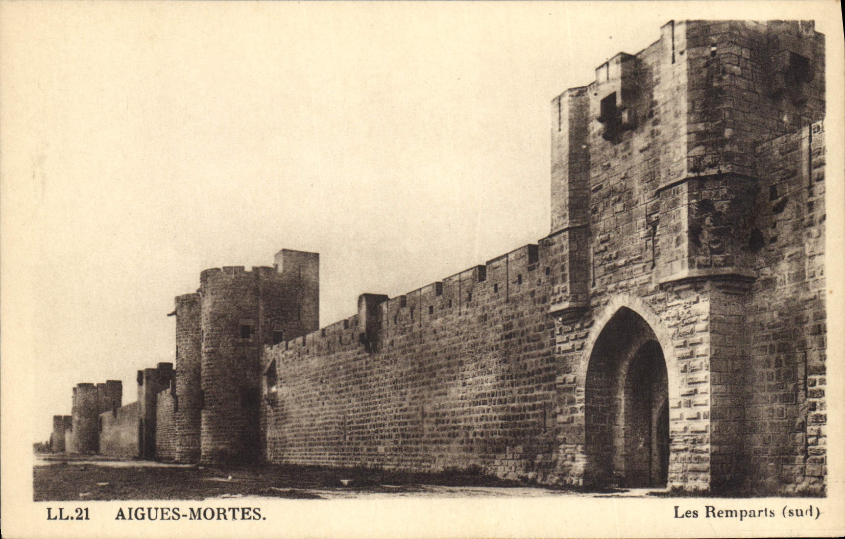 CPA Aigues Mortes Les Remparts